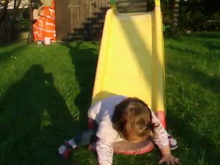 je fais du toboggan toute seule!!