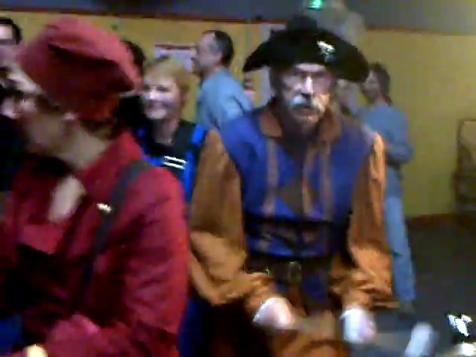 Carnaval de St Rémy:Mange que tu fréquente,Batuc Azul et tous les amis.Grosse bouléguade.