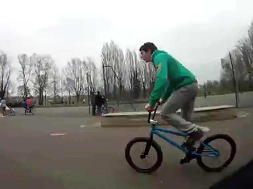 Can can par dessus un bmx