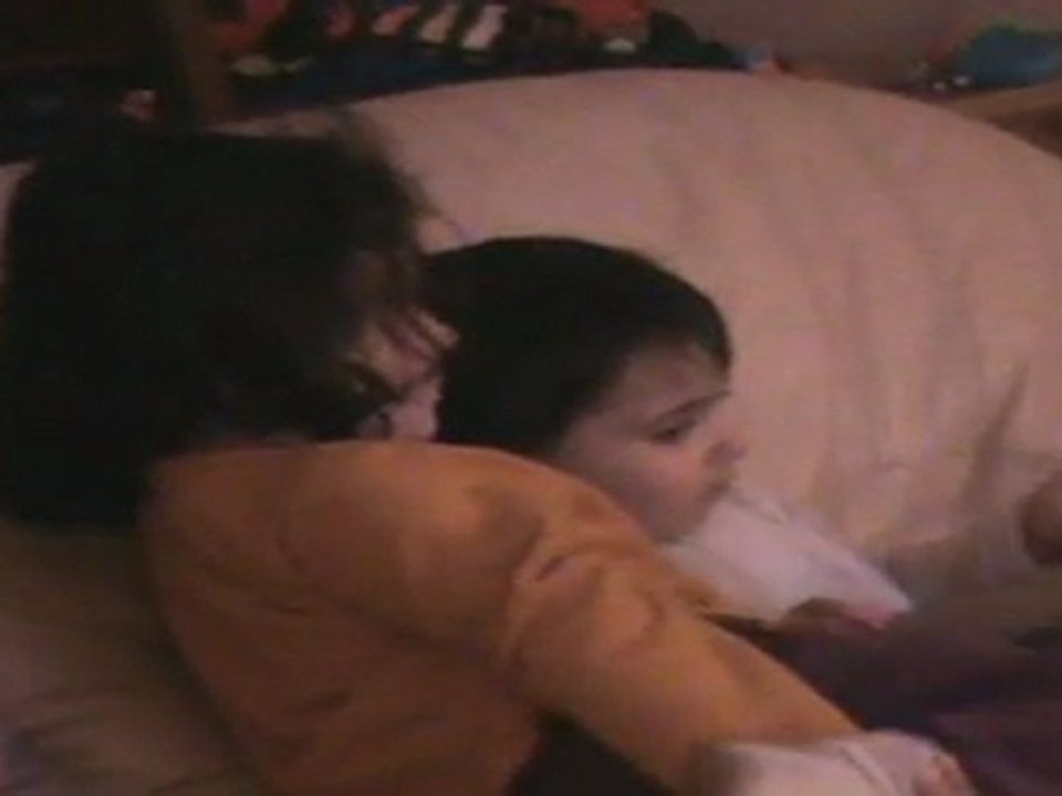 Célya apprend à lire à Quentin