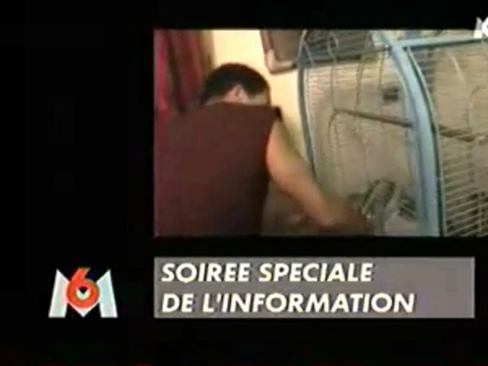 le gros déchet joey starr maltraite un bébé Singe