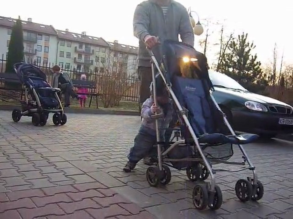 Pawel codzi za wozkiem