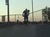 Papa chute en skate avec son fils