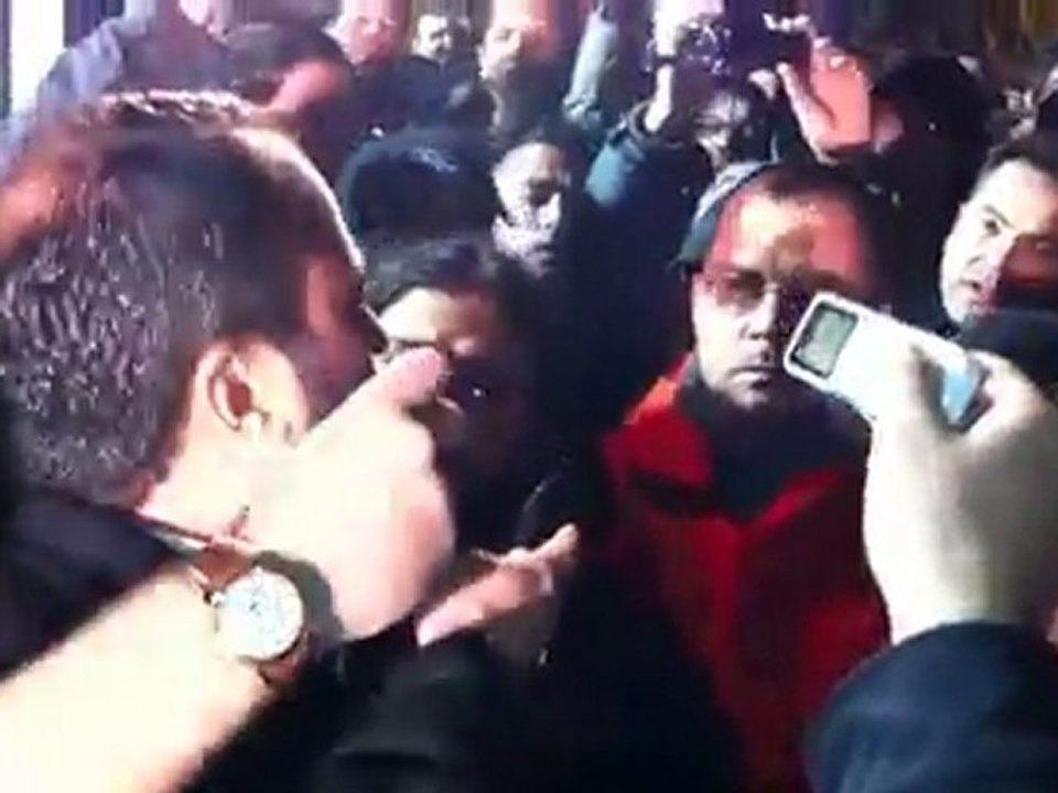 Αποθέωση Μαρινάκη στο Ρέντη μετά το ντέρμπι