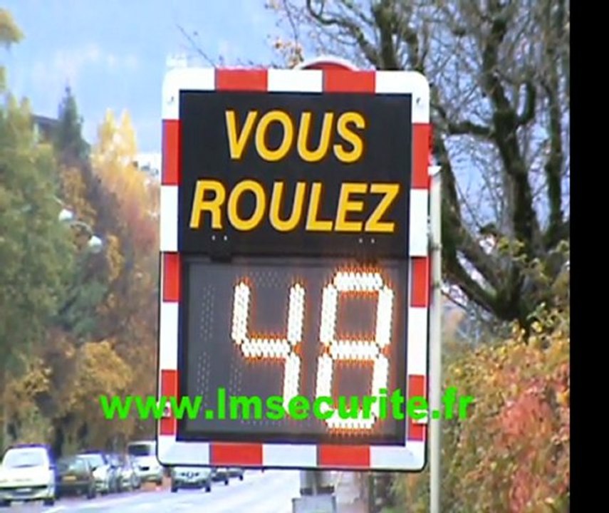 RADAR  PREVENTIF  PEDAGOGIQUE  LUMINEUX  DE  VITESSE  VIASIS