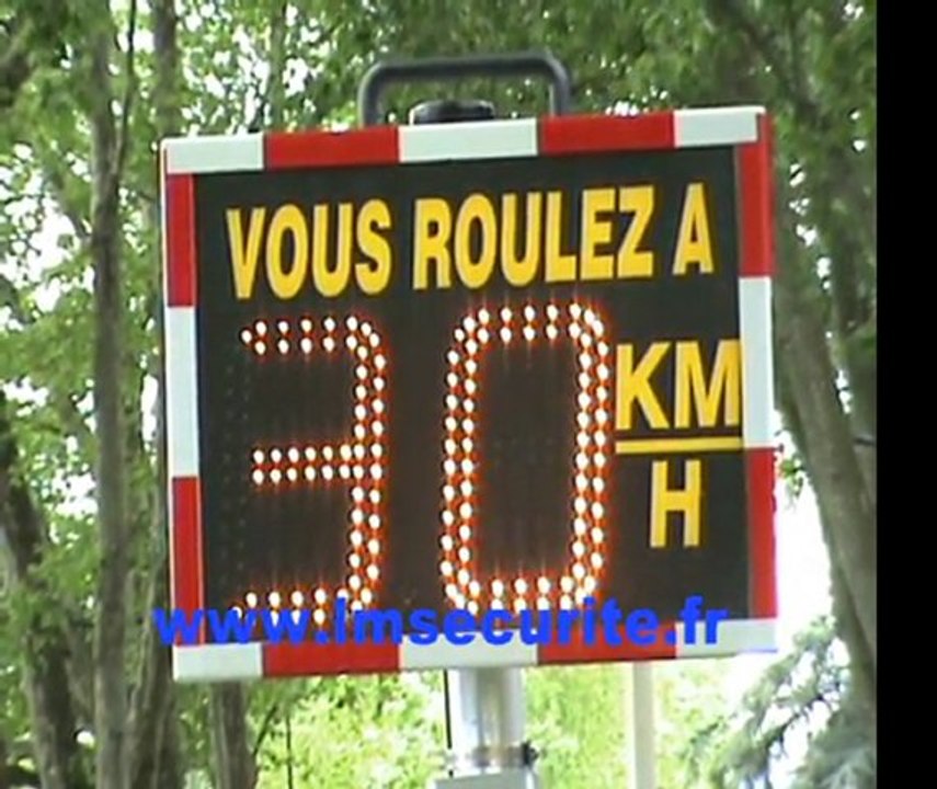 RADAR  PREVENTIF  PEDAGOGIQUE  LUMINEUX  DE  VITESSE  VIASIS  BASIC1