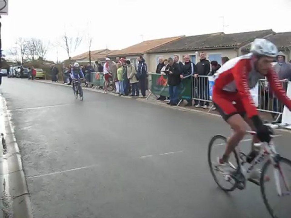 arrivée 2ème cat. à Leignes sur Fontainne