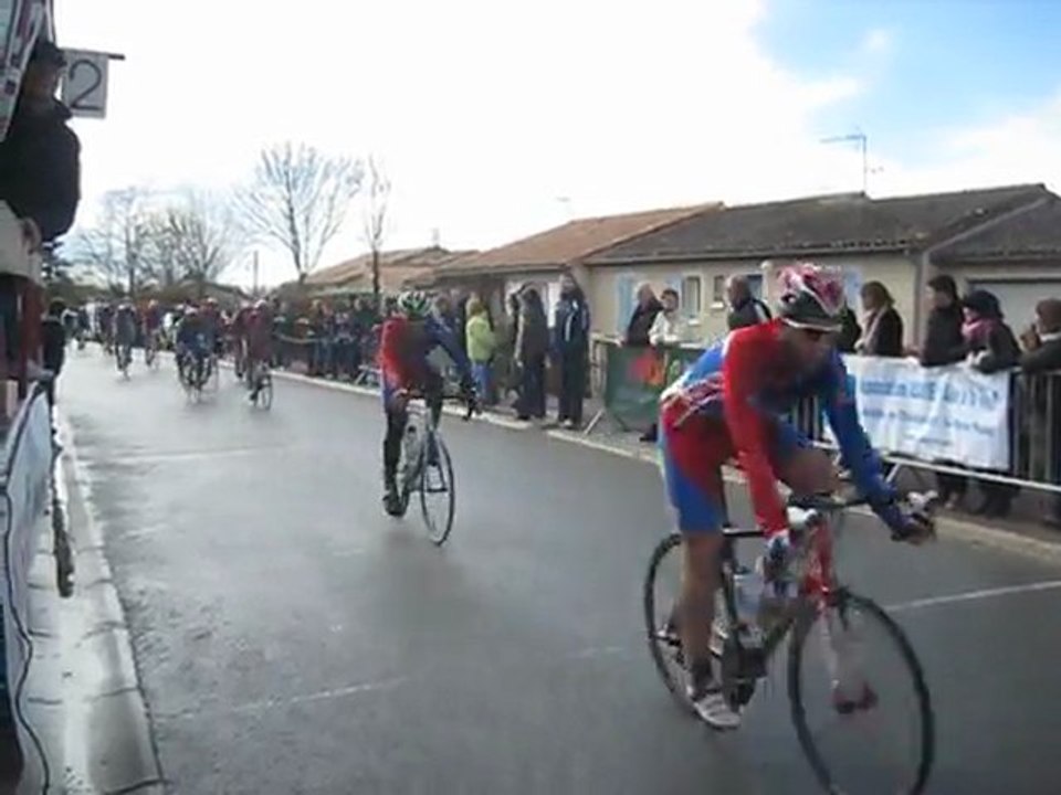 arrivée 3ème cat. à Leignes sur Fontainne