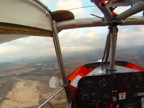Quelques tours de piste à l'aérodrome de Carpentras avec l'ULM Nynja, caméra à l'épaule
