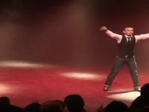 Jeremy met le feu aux 600 spectateurs du théatre de l'Olivier.