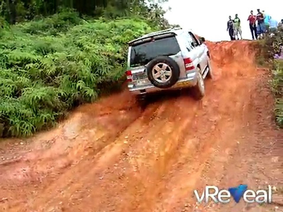 Pajero TR4 escalando na Várzea das Flores