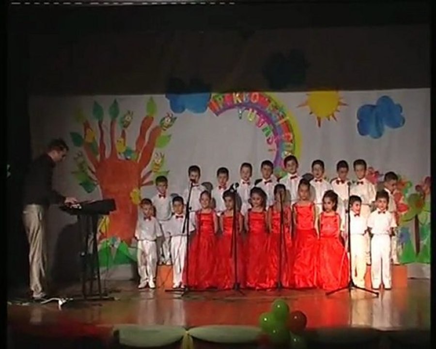 İpekböceği Anaokulu 2008-2009 Müsamere Koro-1