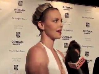 Tải video: Charlize Theron Plays Dark Roles Because She's a 'B*tch'