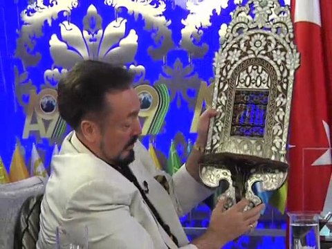 Şeyh Nazım Kıbrısi Adnan Oktar'ı hediyelere boğdu
