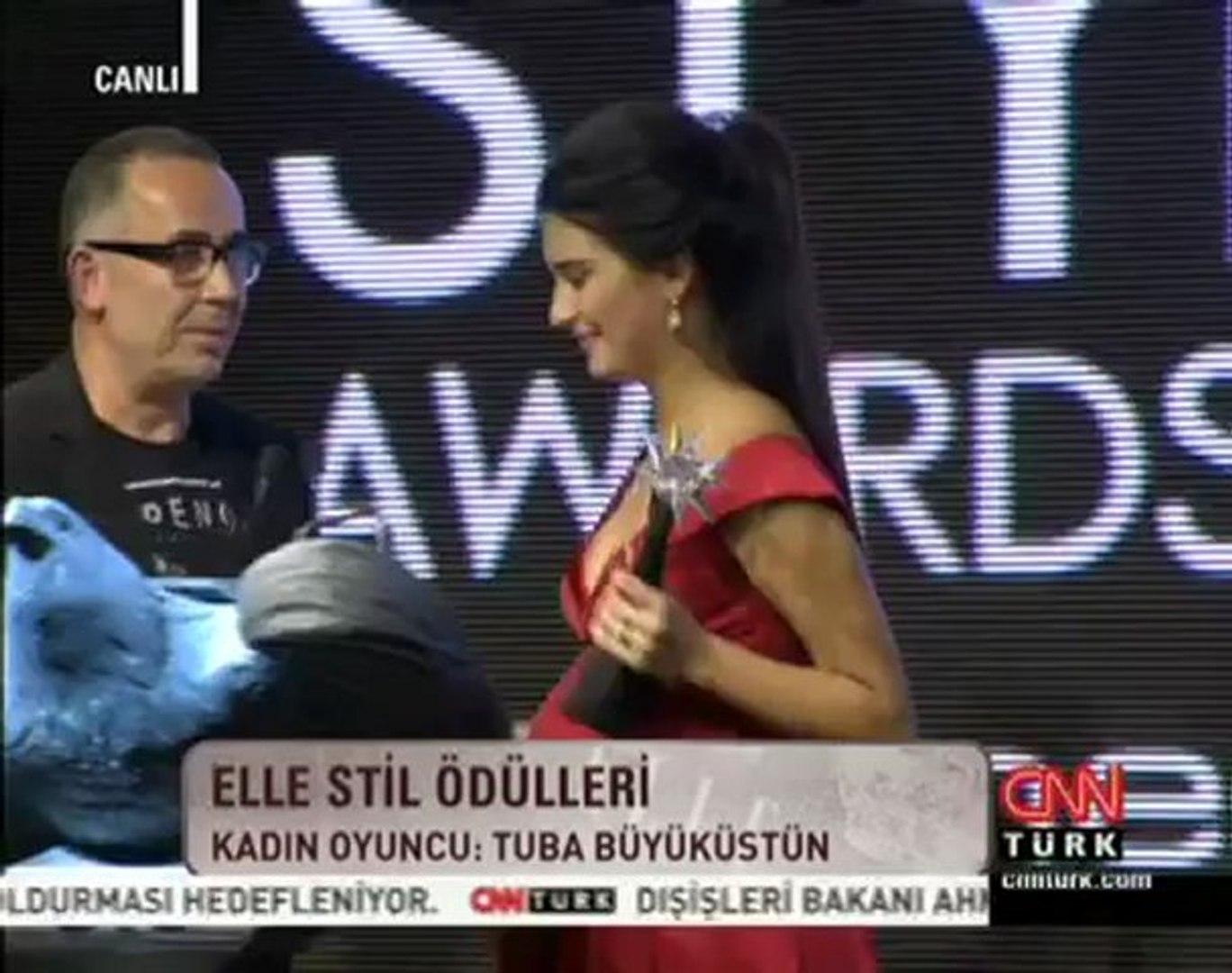 Tuba Büyüküstün Elle Stil Ödülleri 2011 Elle Style Awards - video  Dailymotion