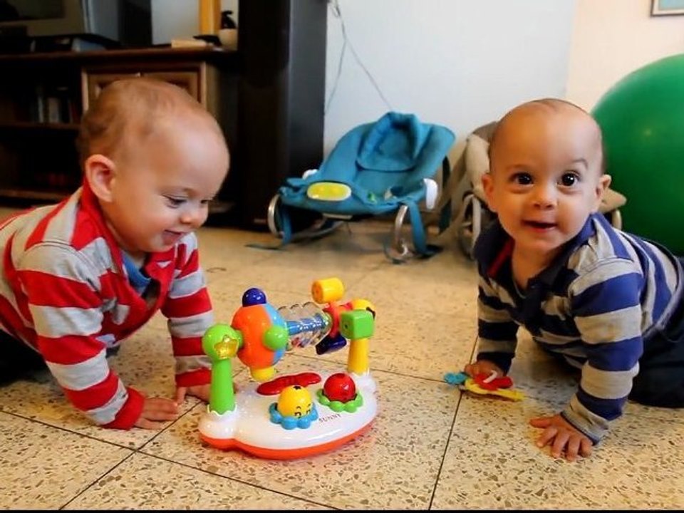 Bébé jumeaux dansent en rythme