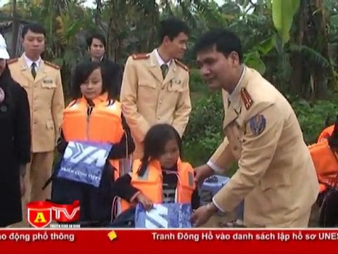 ANTÐ - CSGT đường thủy trao qua cho người nghèo