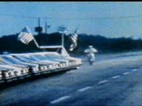 Accident de moto-saut de voiture