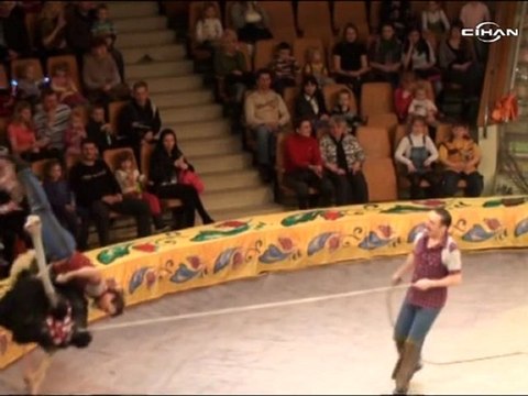 Rus sirkinde ayılar cambazlık, kanguru ise boks yaptı