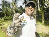 Keeper Dhoni Gifts His Gloves To Khiladi Akshay Kumar - Bollywood Time