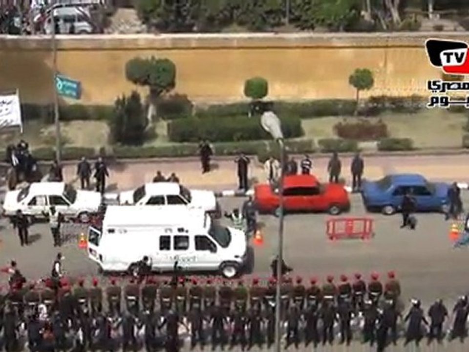 La police militaire portent le cercueil  du Pape Shenouda III et l'éscortent