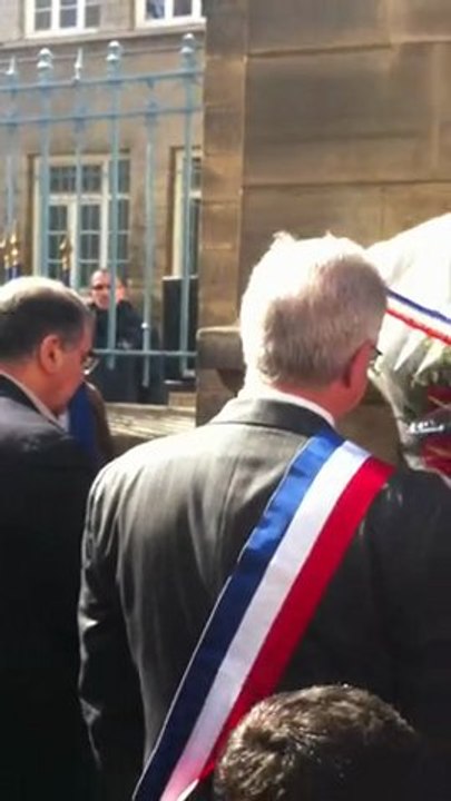 Hommage aux victimes de la tuerie de Toulouse à l'école Ozar Hatorah : 1 minute de silence devant l'école Victor Hugo de Clichy après un dépot de gerbe devant la plaque des enfants juifs déportés