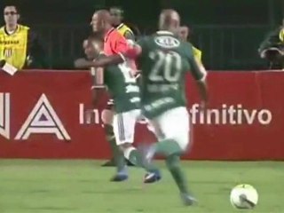 Marcos Assunçao sigue goleando de falta