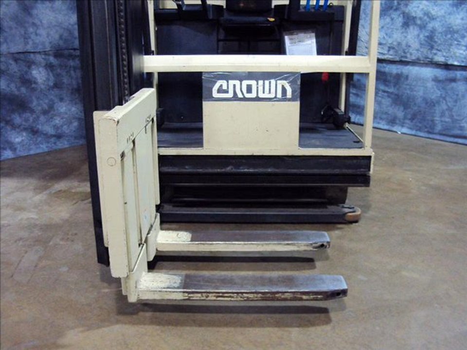 For Sale: 1993 Crown 30TSP-S Turret Lift Truck Very Narrow Isle Forklift Order Picker 3000