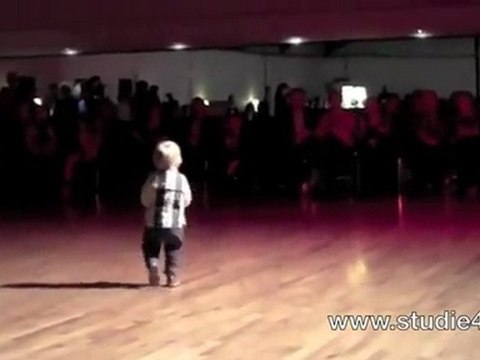 Bébé de 2 ans danse sur du Elvis Presley