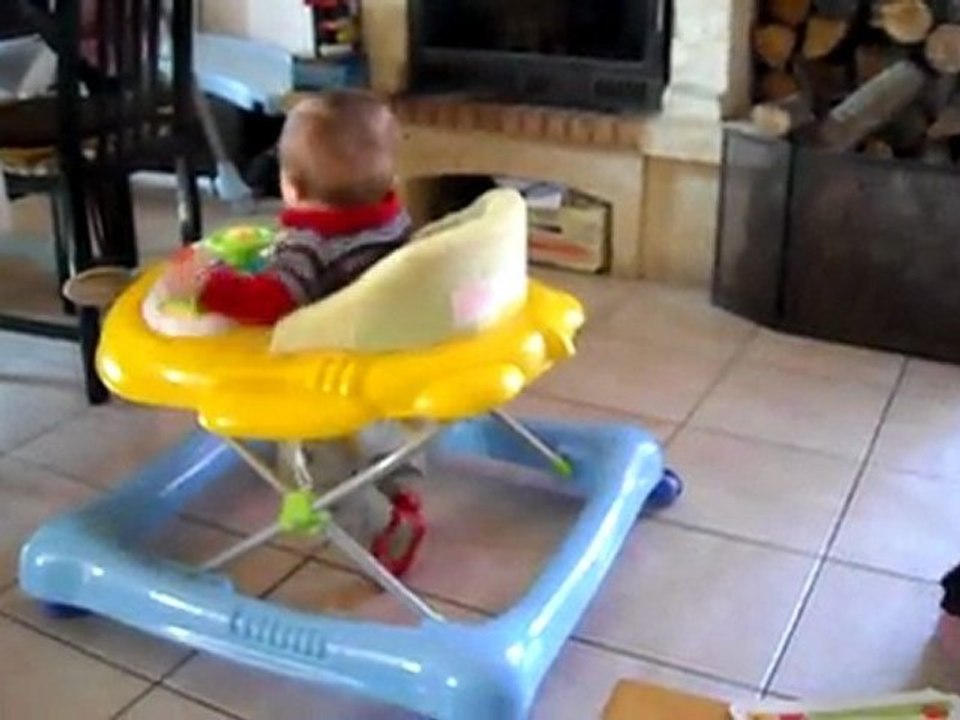 aimy s'occupe bien de son petit frère