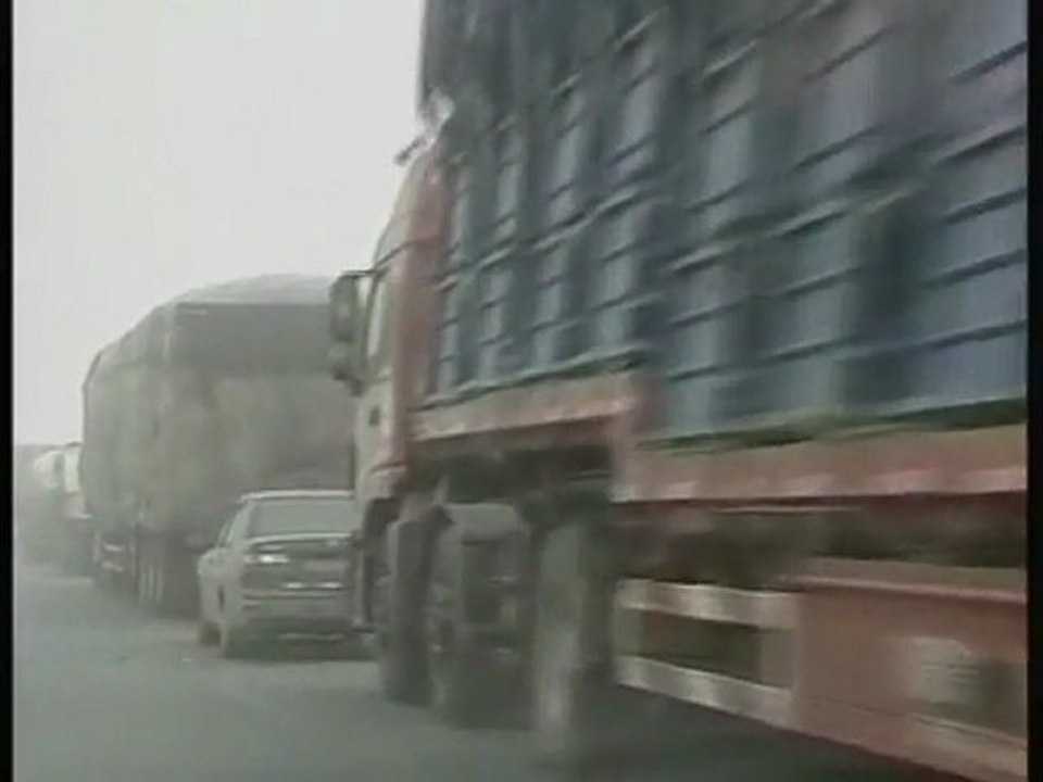 Sandstorm sweeps northwest China