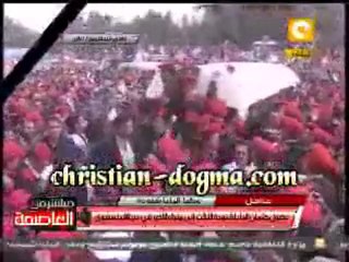Des milliers de personnes essaient de prendre une bénédiction du Corps Saint, alors que l'ambulance arrive au monastère St. Bishoy