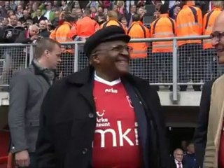 Il Nobel Desmond Tutu balla per i tifosi del Twente