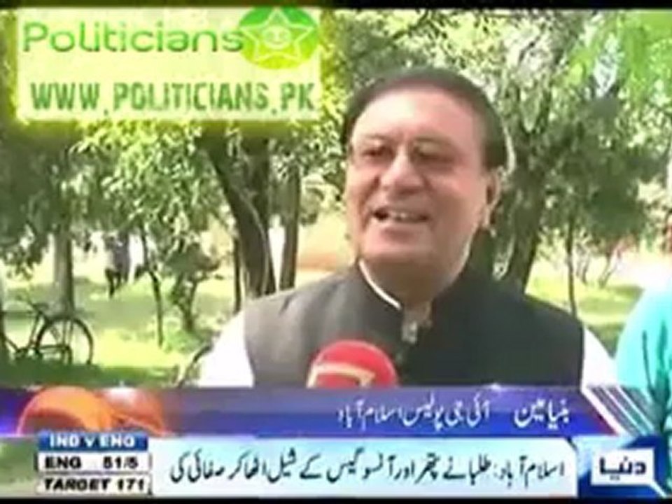 Students clean red-zone (politicians.pk)