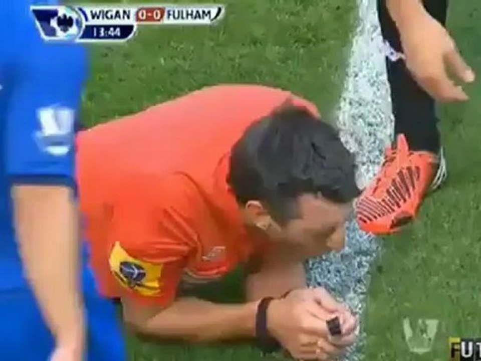 Un arbitre anglais taclé par deux joueurs