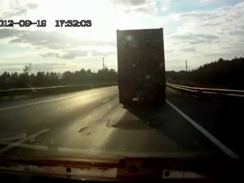 Accident : il traverse le pare-brise du camion