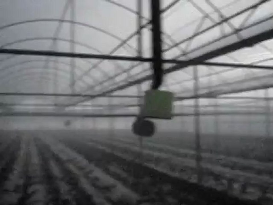 Aksu Ece-10 ULV cihazıyla küçük tip seralarda içeri girmeden ilaçlama metodu