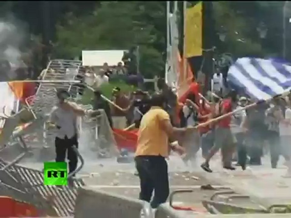 Athens War Zone: Latest dramatic footage of Syntagma square riots