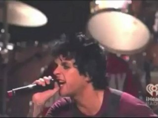 Le chanteur de Greenday insulte le public pendant un concert !