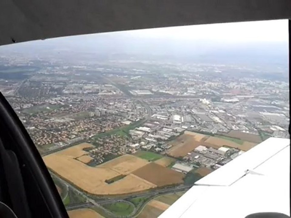 Sortie de la CTR de Lyon Bron sous les nuages