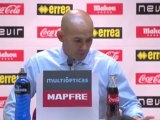 Paco Jémez felicita a sus jugadores