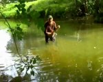 Pêche au brochet gros bataille en rivière avec un pike de 95 cm