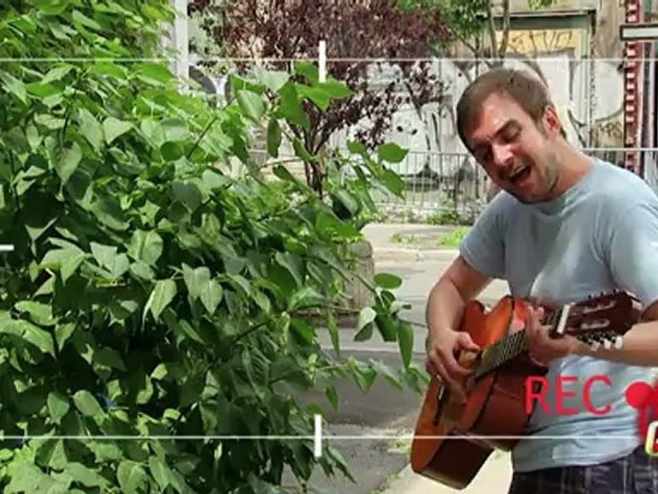Chanteur de pomme horrible!