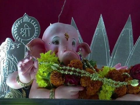 Marathi Director Viju Mane Prefers Eco Friendly Decoration For Ganeshji - Rajshri Marathi Exclusive