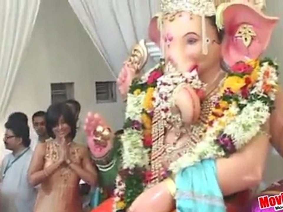 Aiysha Saagar Seeks Blessings Of Andheri Cha Raja !