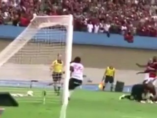 Vágner Love copia el fallo de Cristiano Ronaldo