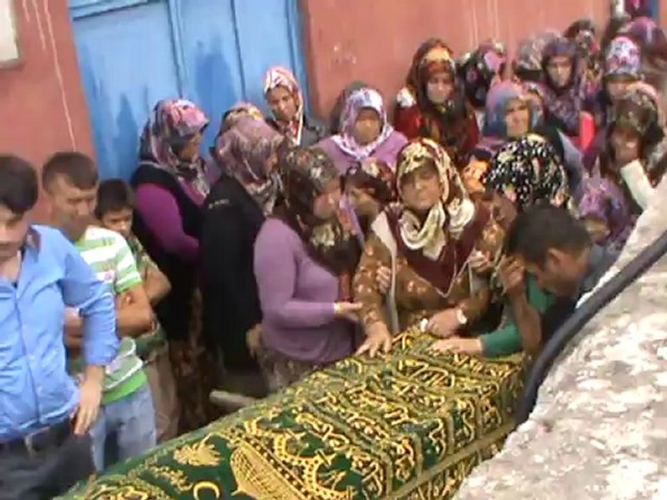 DURSUN TÖNEN CENAZE EV ÖNÜ