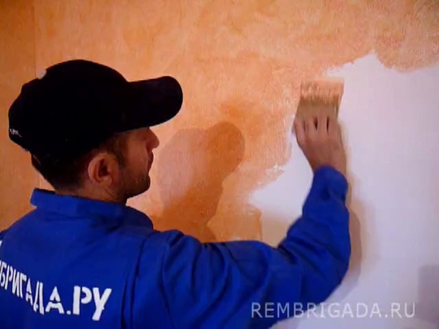 ⁣Покраска стен декоративной краской видео с сайта www.rembrigada.ru