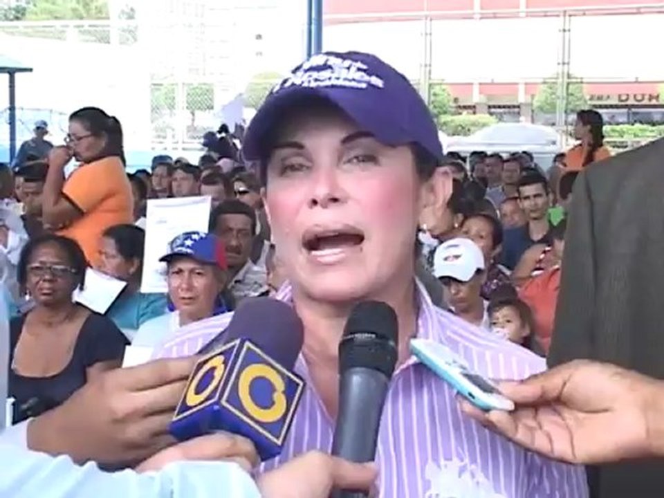 Alcaldesa de Maracaibo entregó 300 créditos del programa "Mi propio negocio"