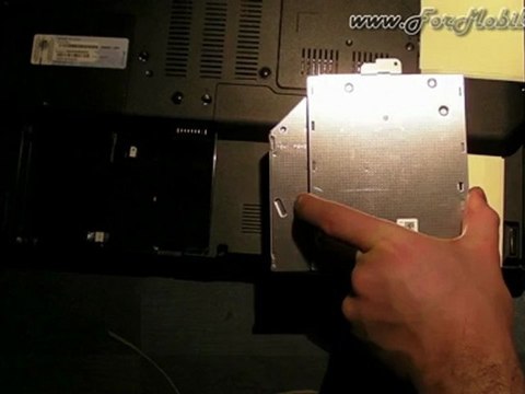 Fujitsu CELSIUS H920 - Come sostituire il lettore ottico frontale